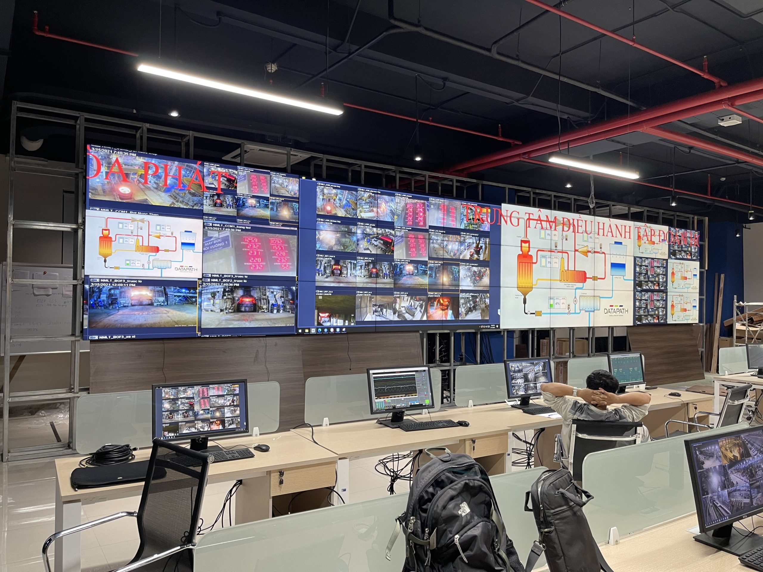 Man hinh ghep cho phong giam sat smart building