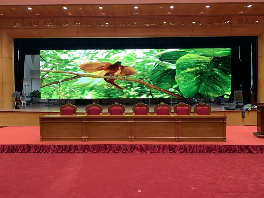 lắp đặt màn hình ghép sự kiện