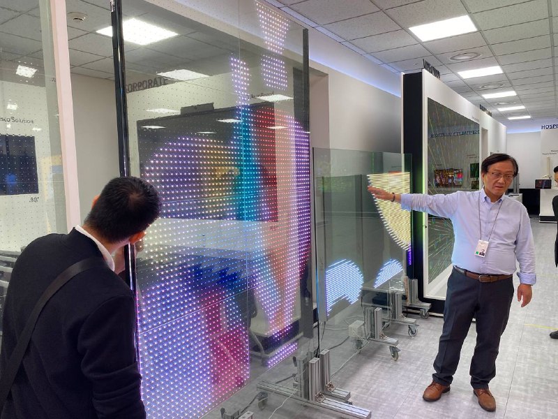 Công nghệ màn hình LED dán tường của LG tại showroom LG tại Hàn Quốc