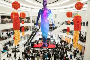 Màn hình LED hình bức tượng khổng lồ tại một trung tâm thương mại