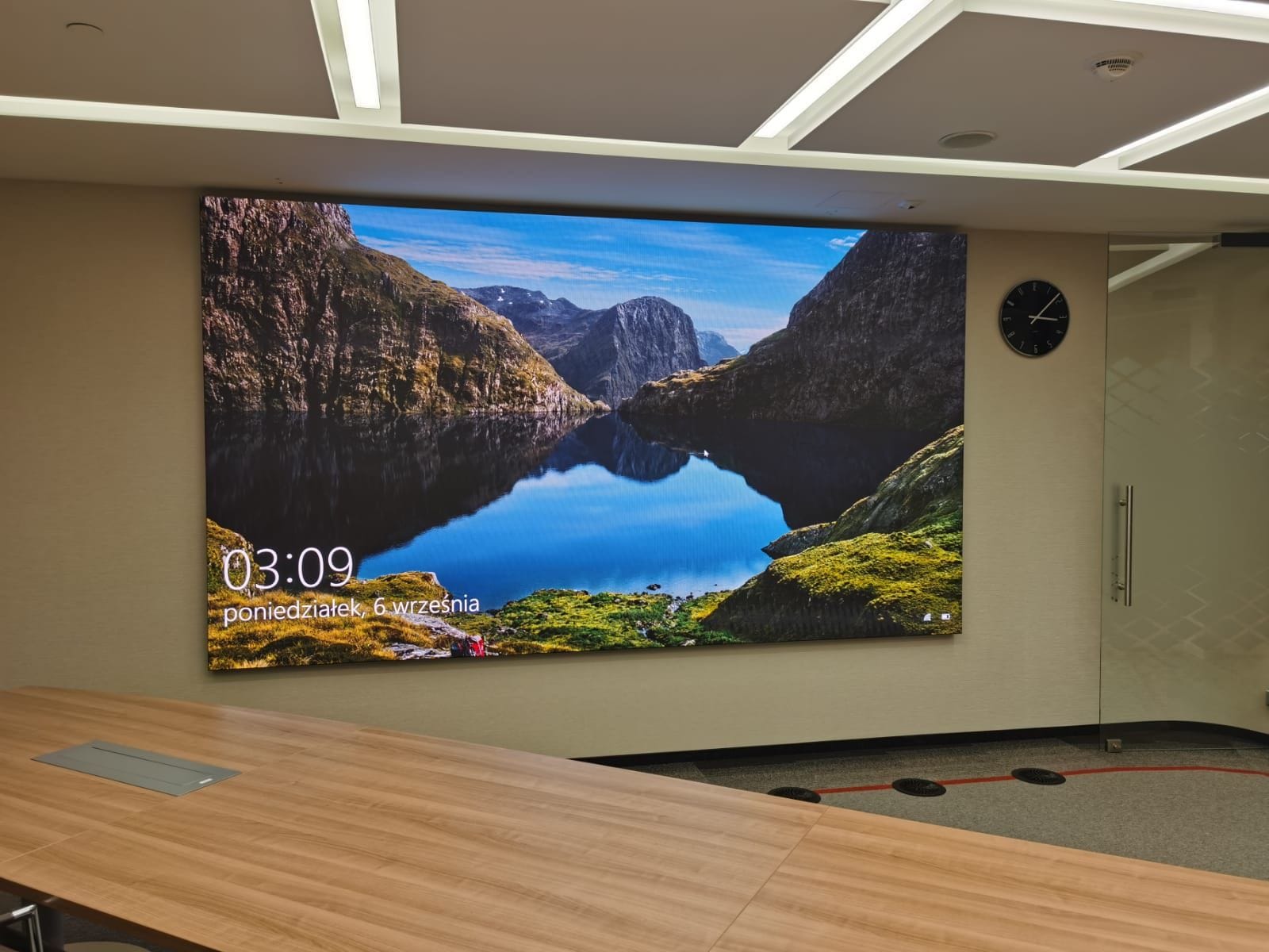 Màn hình phòng họp LED LCD cho phòng họp