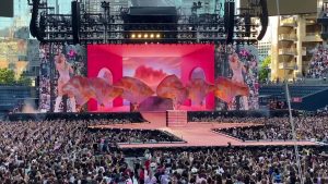Đa số các show diễn của Taylor Swift đều sử dụng sân khấu có màn hình LED hoành tráng