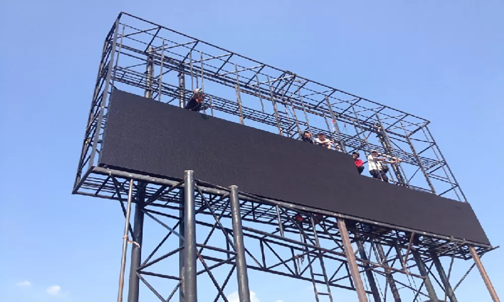 Lắp đặt màn hình LED ngoài trời trên cao