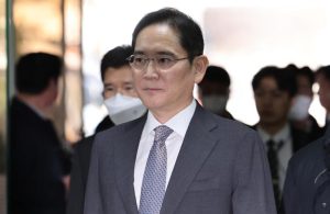 Chủ tịch Samsung Electronics Lee Jae-yong ra hầu tòa tại Tòa án cấp cao Seoul ở quận Seocho, Seoul, ngày 25 tháng 11. Yonhap