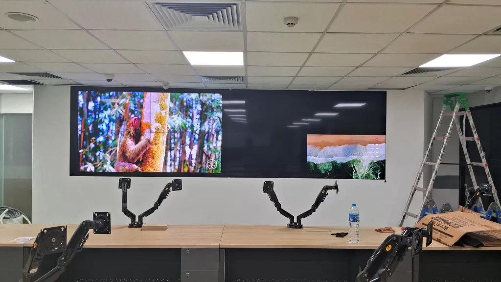 Triển khai lắp 8 màn hình LG 55SVH7F-A cho doanh nghiệp lớn tại Hòa Lạc