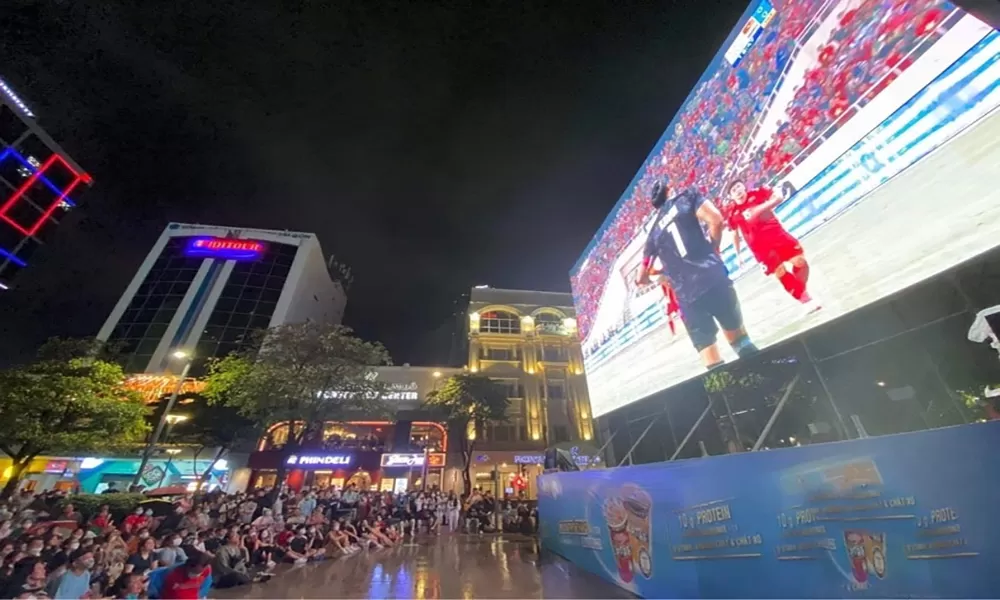 Màn hình LED 300 inch xem bóng đá ngoài trời