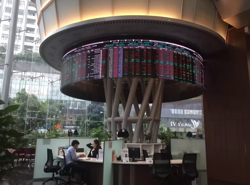 Dự án màn hình cong Hcom triển khai tại sàn chứng khoán