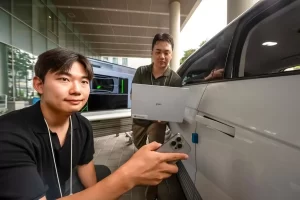 Các quan chức của LG Innotek trình diễn chìa khóa kỹ thuật số trong sự kiện báo chí tại trụ sở chính của công ty ở phía tây nam Seoul, ngày 16 tháng 7. Được cung cấp bởi LG Innotek