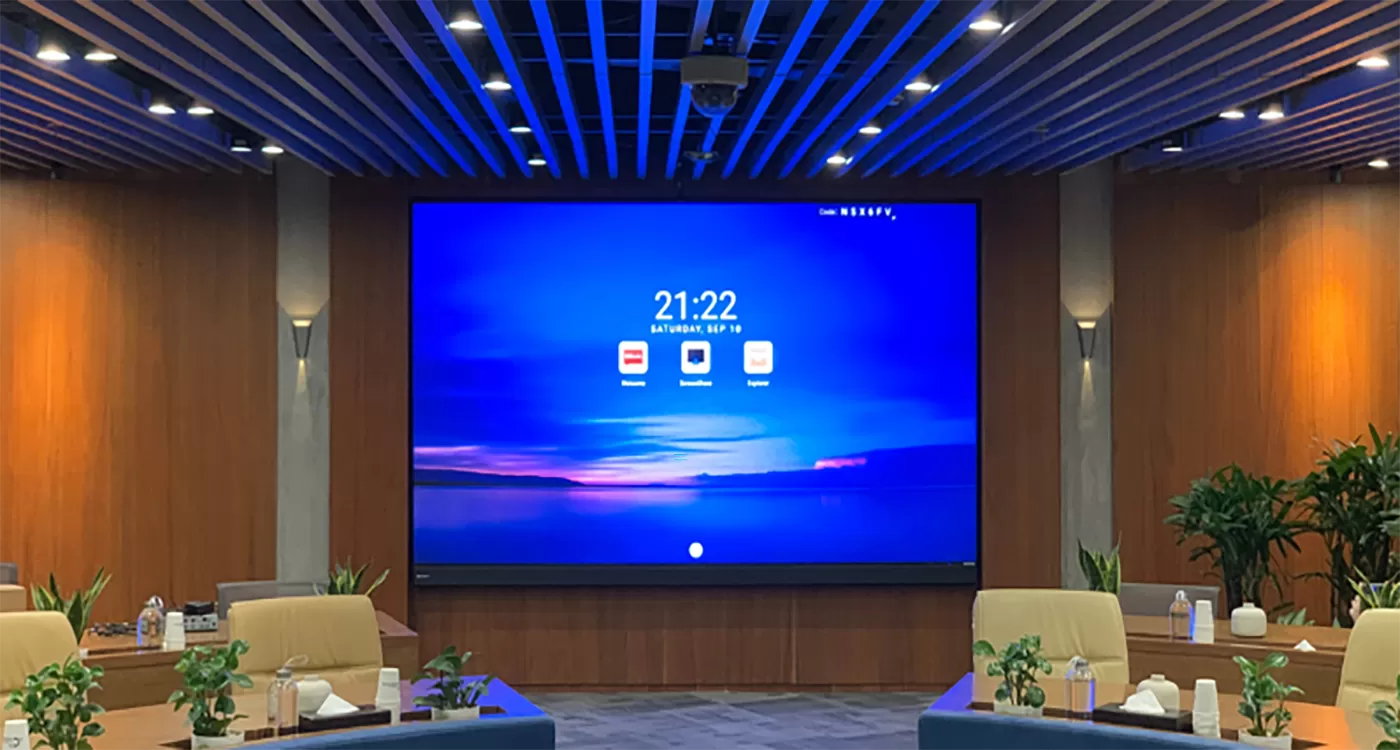 Màn hình LED All in One hiển thị nội dung trong phòng họp hiện đại