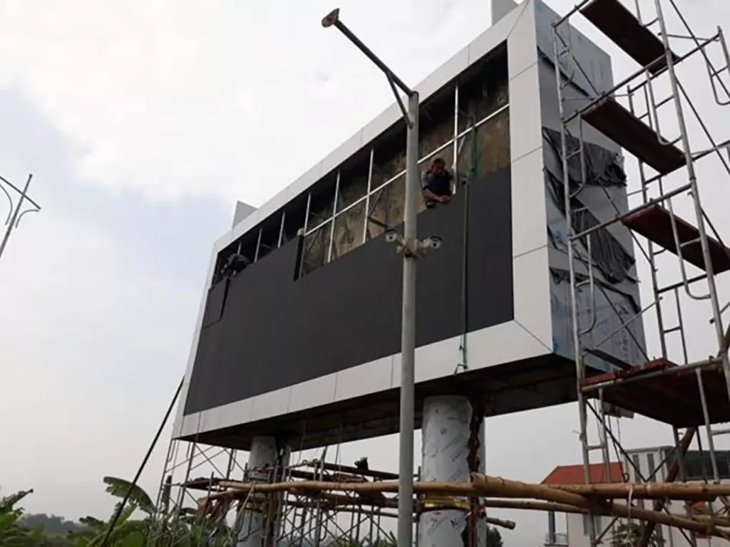 Kỹ thuật viên đăng lắp đặt màn hình LED ngoài trời