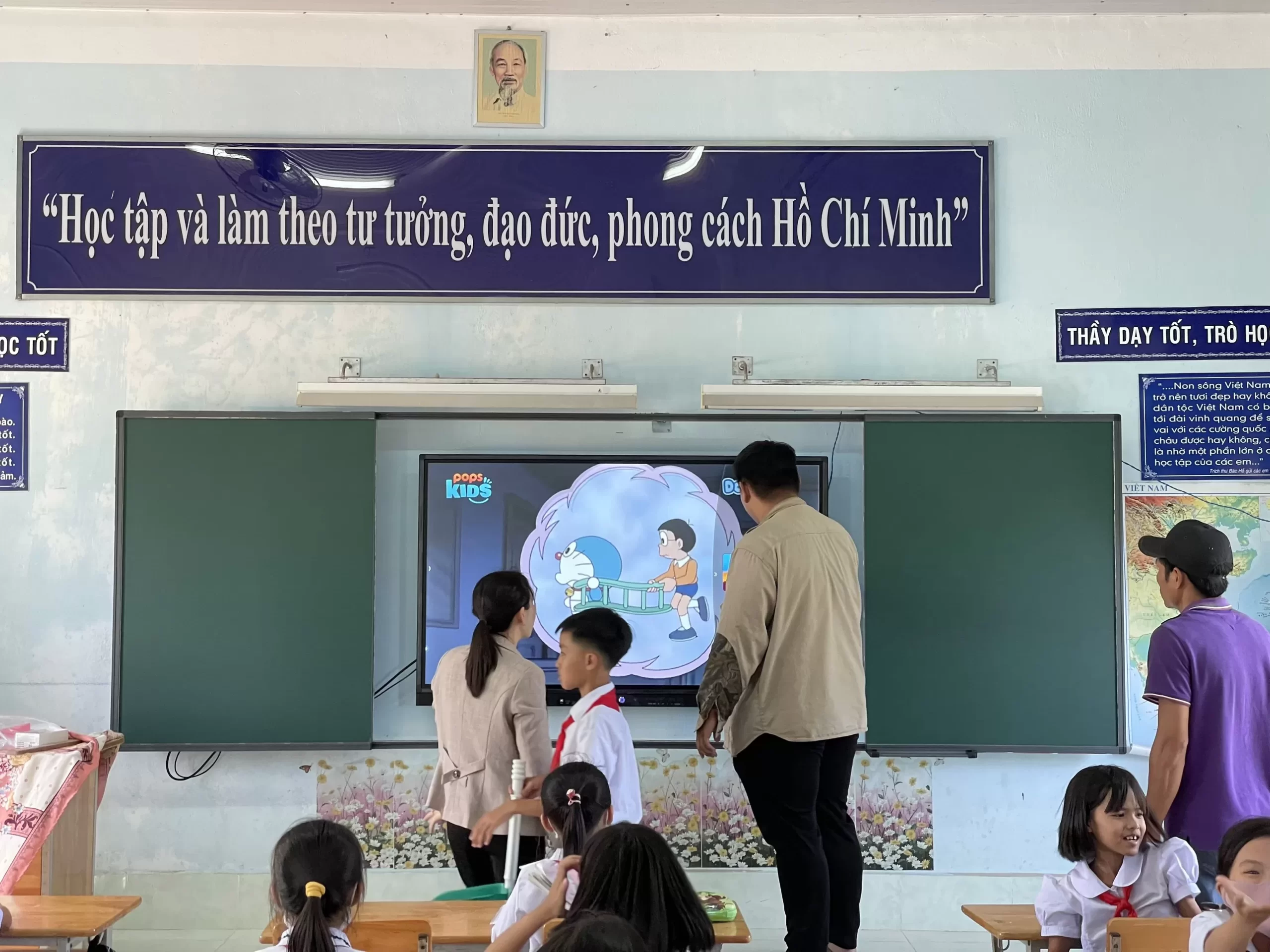 Màn hình giáo dục