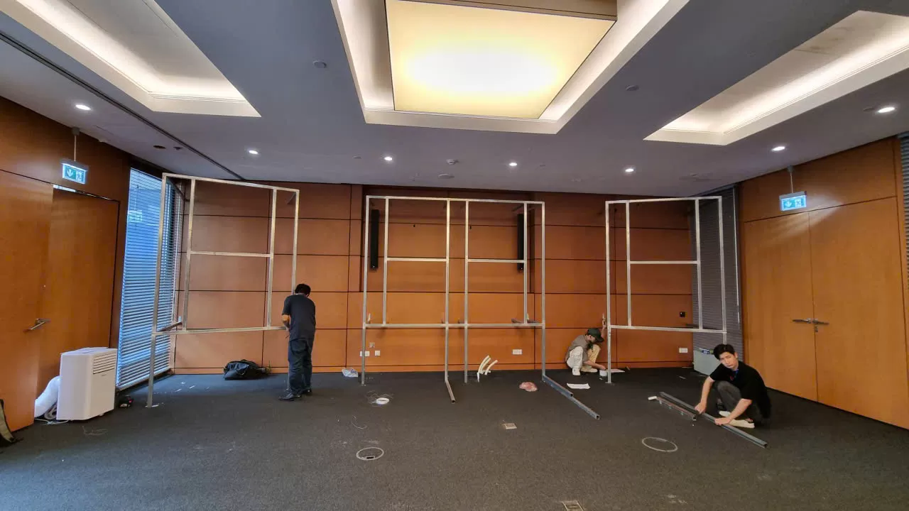 Khung màn hình cong tại cơ quan nhà nước