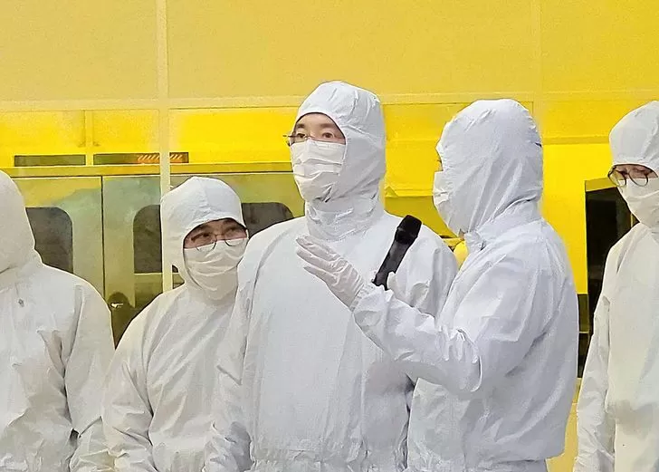 Chủ tịch điều hành Samsung Electronics, ông Lee Jae-yong (ở giữa) lắng nghe lời giải thích trong chuyến thăm trung tâm nghiên cứu và phát triển chất bán dẫn NRD-K của công ty tại Yongin, tỉnh Gyeonggi, hôm thứ Hai. Ảnh: Samsung Electronics.