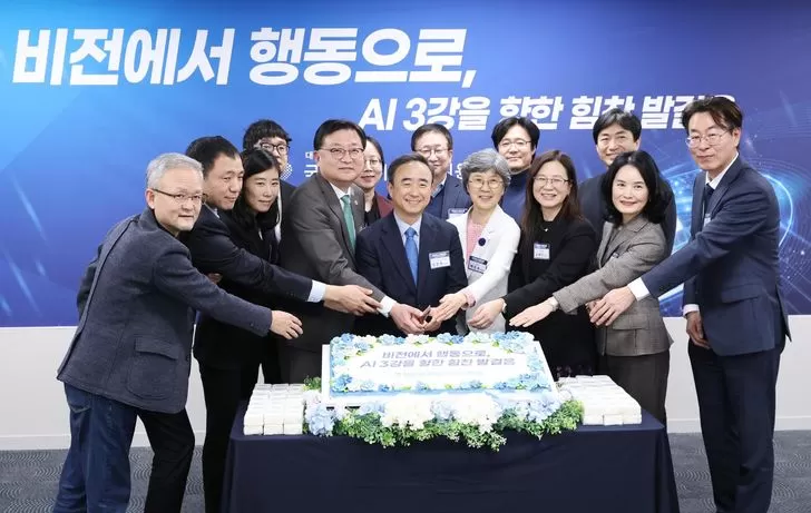 Phó Chủ tịch Hội đồng Chiến lược Trí tuệ Nhân tạo (AI) Quốc gia thuộc Phủ Tổng thống, ông Im Moon-young (ở giữa) tạo dáng trong một sự kiện báo chí kỷ niệm 100 ngày thành lập ủy ban vào tháng 9, tại văn phòng của ủy ban ở trung tâm Seoul, hôm thứ Hai. Yonhap