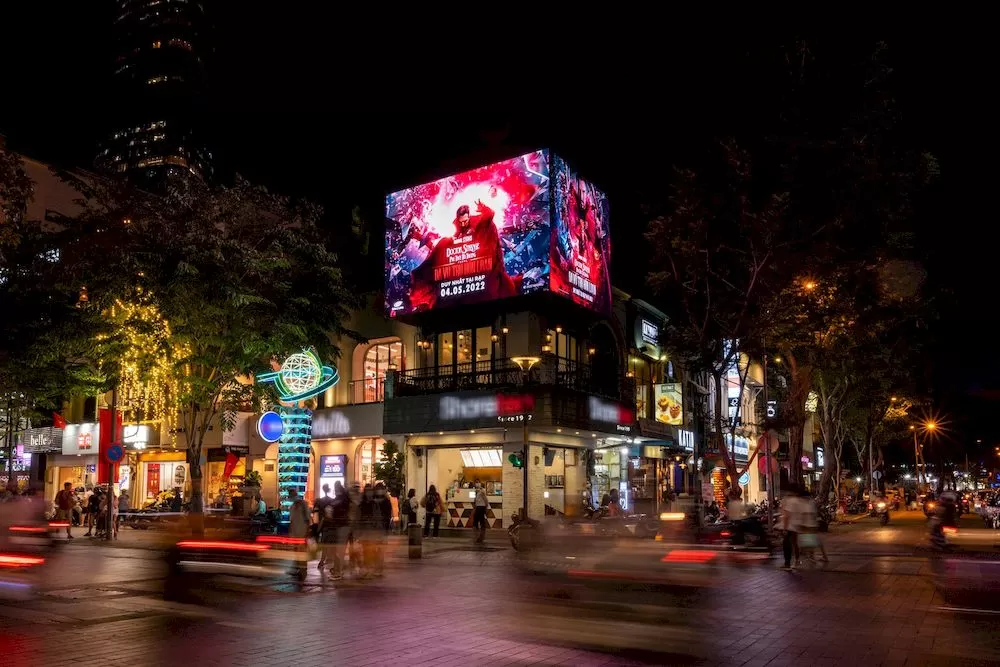 Hình ảnh và thông điệp của các nhãn hàng được phát sóng vô cùng ấn tượng, nổi bật trên màn hình quảng cáo