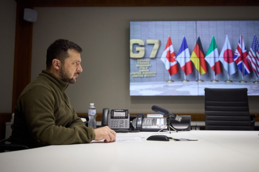 Tổng thống Ukraine Zelensky trong buổi họp trực tuyến bằng hệ thống màn hình ghép 2x2